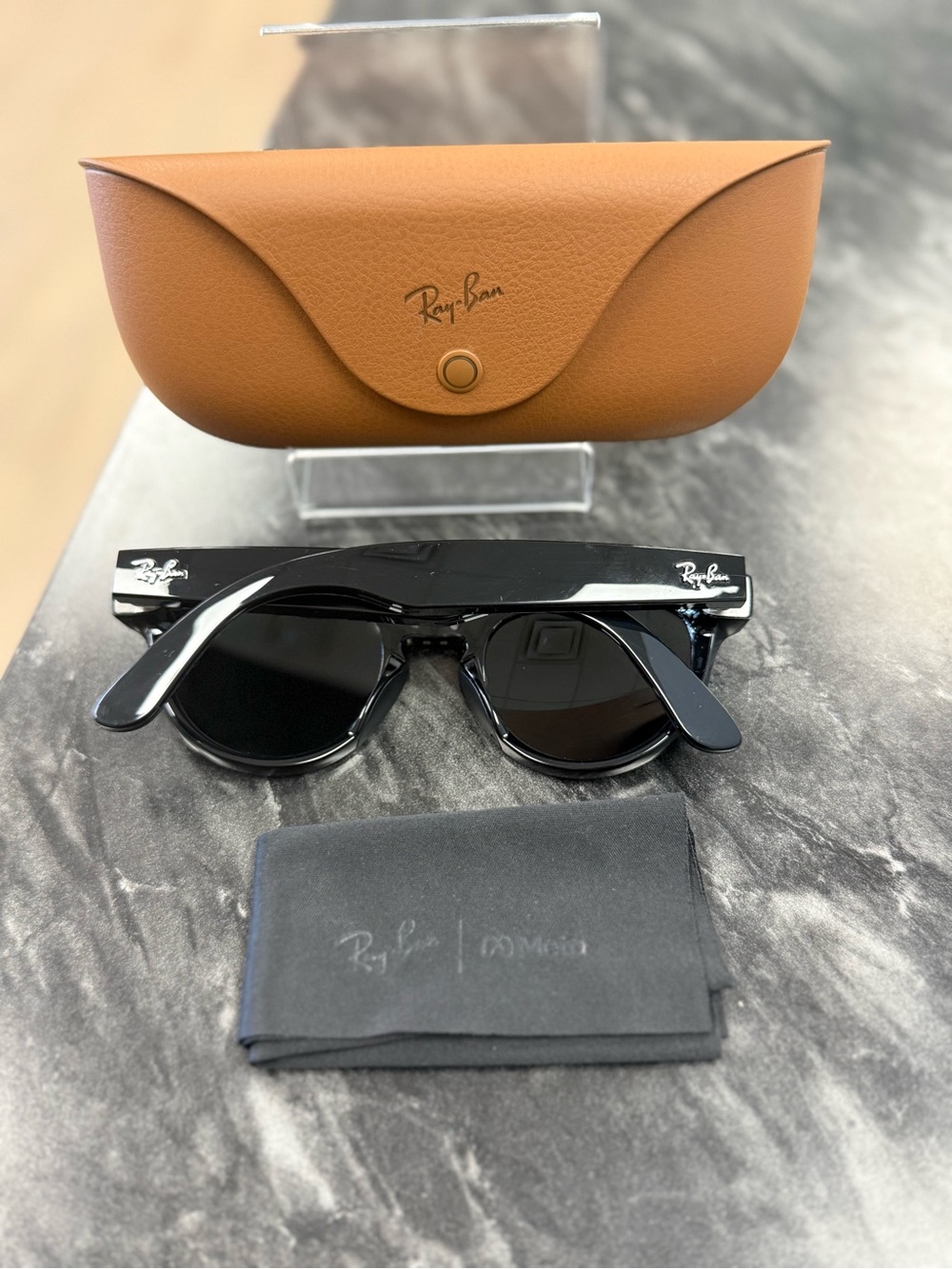 Ray-Ban Meta Headliner(Gen 2) Black Sunglasses with Tan Leather Case - Picture 3 of 7
